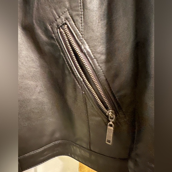 Vintage Black Leather Jacket. Quilted Sleeves. Zip Front. Avenue. 24/26. - Picture 4 of 8